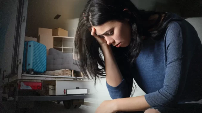 Kvinna ledsen, deprimerad av vräkning från lägenhet