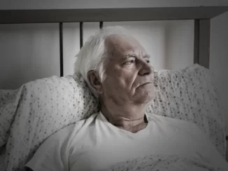 äldre man som fått elchocker, ligger i en sjukhussäng