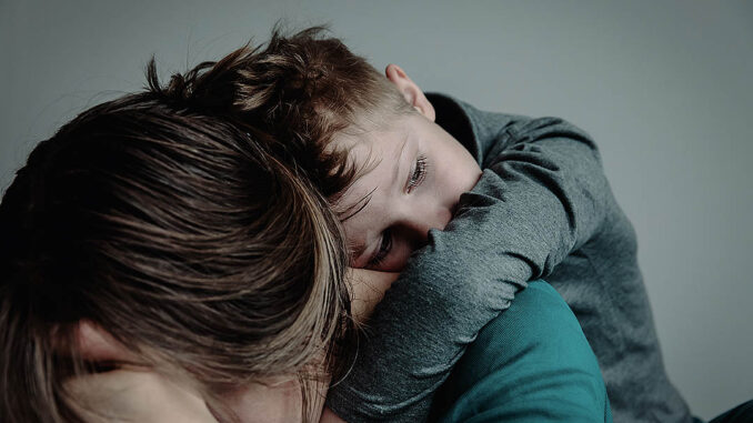 Barn kramar om sin mamma vi ett utsatt situation i livet.